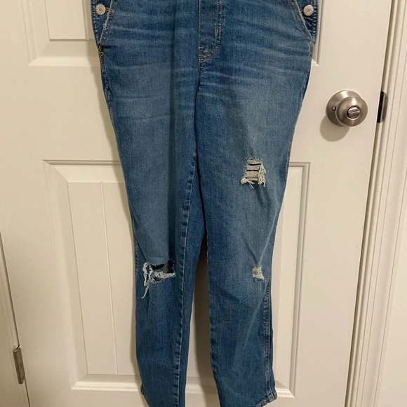 EUC | Old Navy women’s ripped distressed medium wash denim overalls — size 2 - Picture 3 of 10